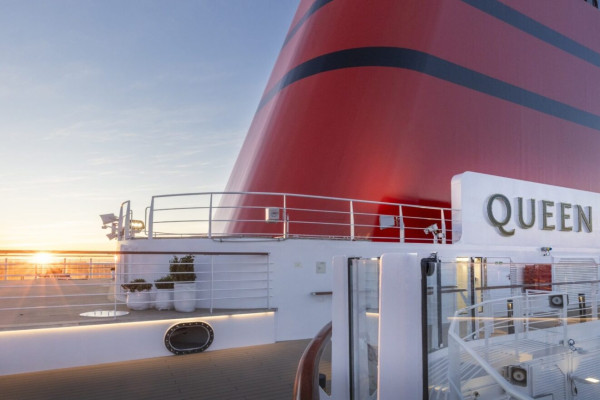 Sie ist die nächste Königin in einer langen Reihe von Cunard Schiffen: Im April wurde die Queen Anne im Rahmen einer feierlichen Übergabezeremonie in Italien offiziell in die Flotte der Luxusreederei aufgenommen.
