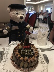 Geburtstag an Bord: Teddyb&auml;r Mr T. bekam sogar eine eigene Torte.