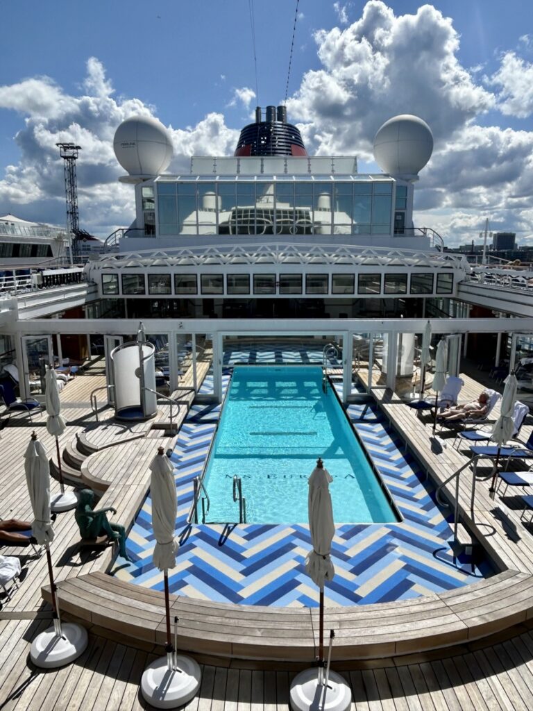 Viel Platz zum Sonnenbaden gibt es an Bord der MS Europa