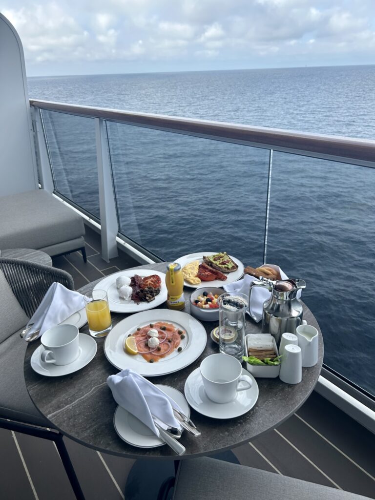 Das Fr&uuml;hst&uuml;ck kann man auf der Explora I auch auf dem eigenen Balkon einnehmen.