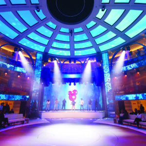 Am Abend darfst du dich auch Shows und Entertainment auf der Costa Smeralda freuen.