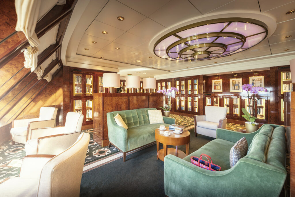 B&uuml;cherrei auf der Queen Mary 2.