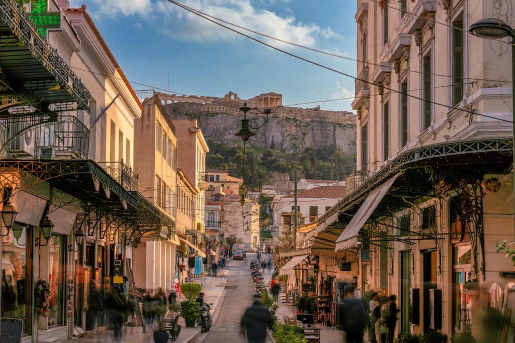 Blick auf die Akropolis im Stadtteil Plaka, Athen, Griechenland