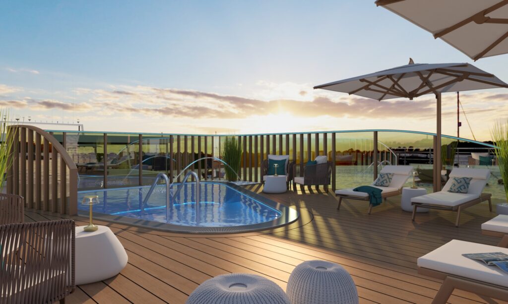 Sonnendeck mit Pool auf der MS Amadeus Aurea