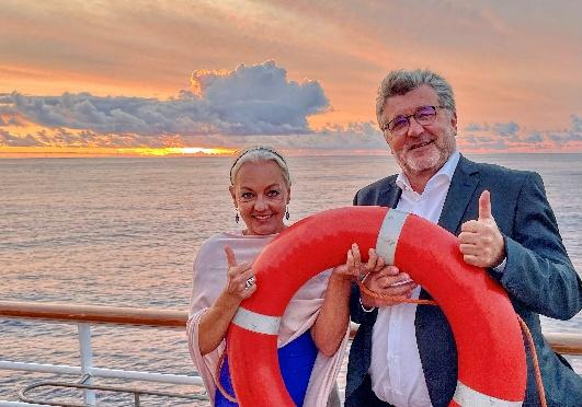 Diana und Bruno F. Apitz posieren mit Rettungsrings in der Hand und Daumen hoch auf Vasco da Gama.