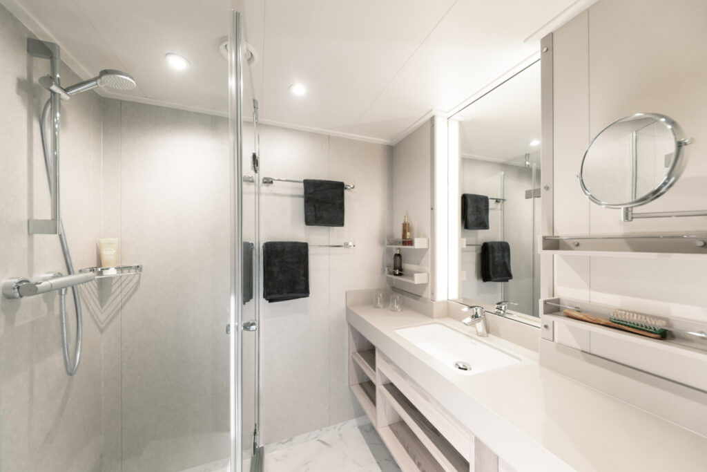 Ein Blick ins geräumige Badezimmer der A-ROSA SENA