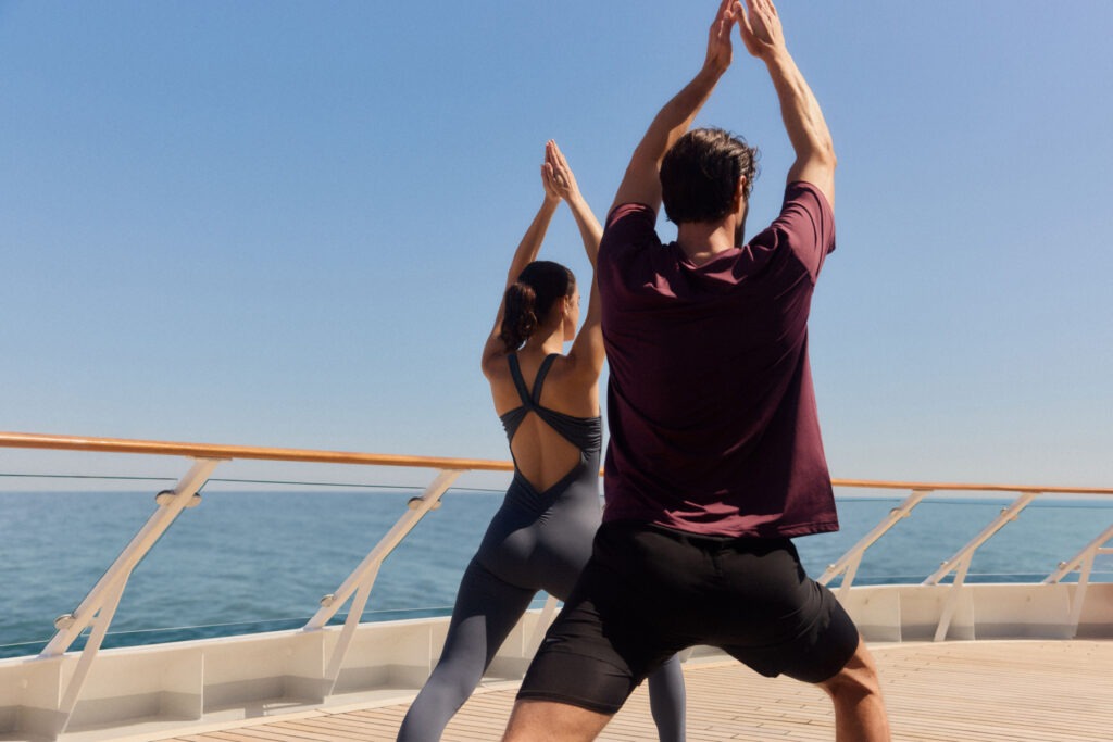 Paar w&auml;hrend einer Yoga-Stunde an Bord eines Kreuzfahrtschiffes