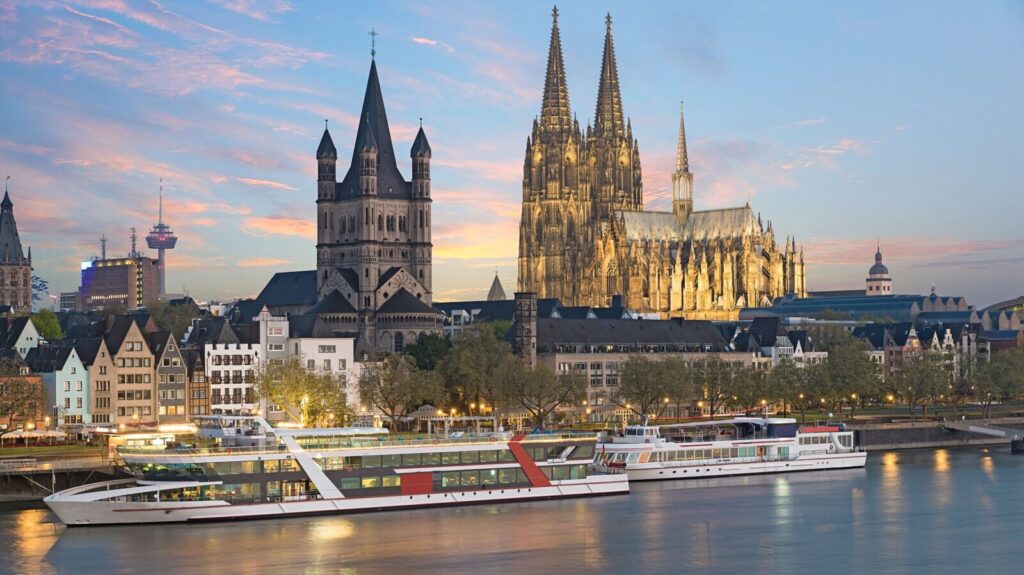 Die Flusskreuzfahrtschiffe vor der Rheinmetropole K&ouml;ln.