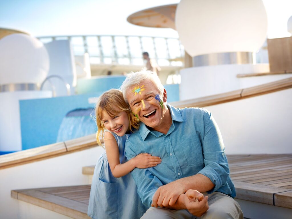 Gro&szlig;vater mit Enkeltochter an Bord eines AIDA Cruises Schiffs.