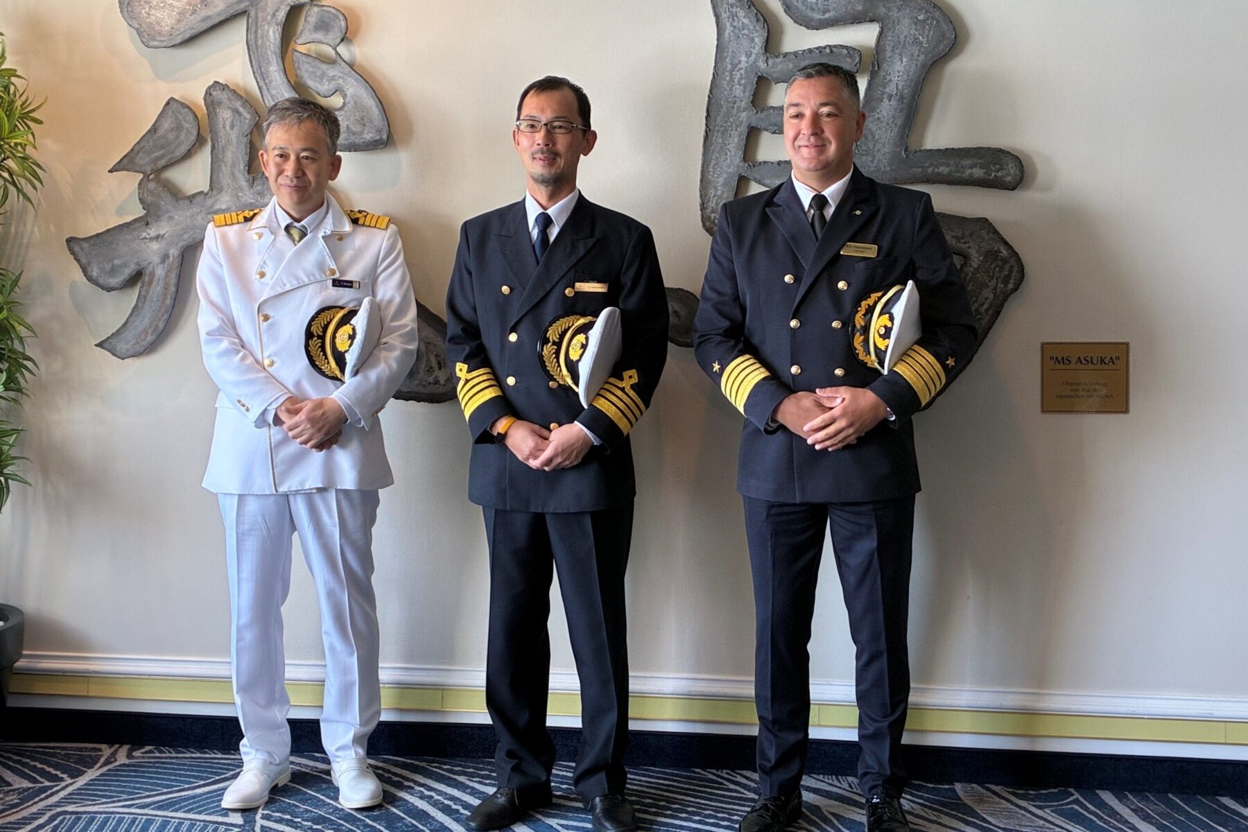 Der Kapit&auml;n der MS Amadea mit seinen japanischen Kollegen. Foto: Phoenix Reisen